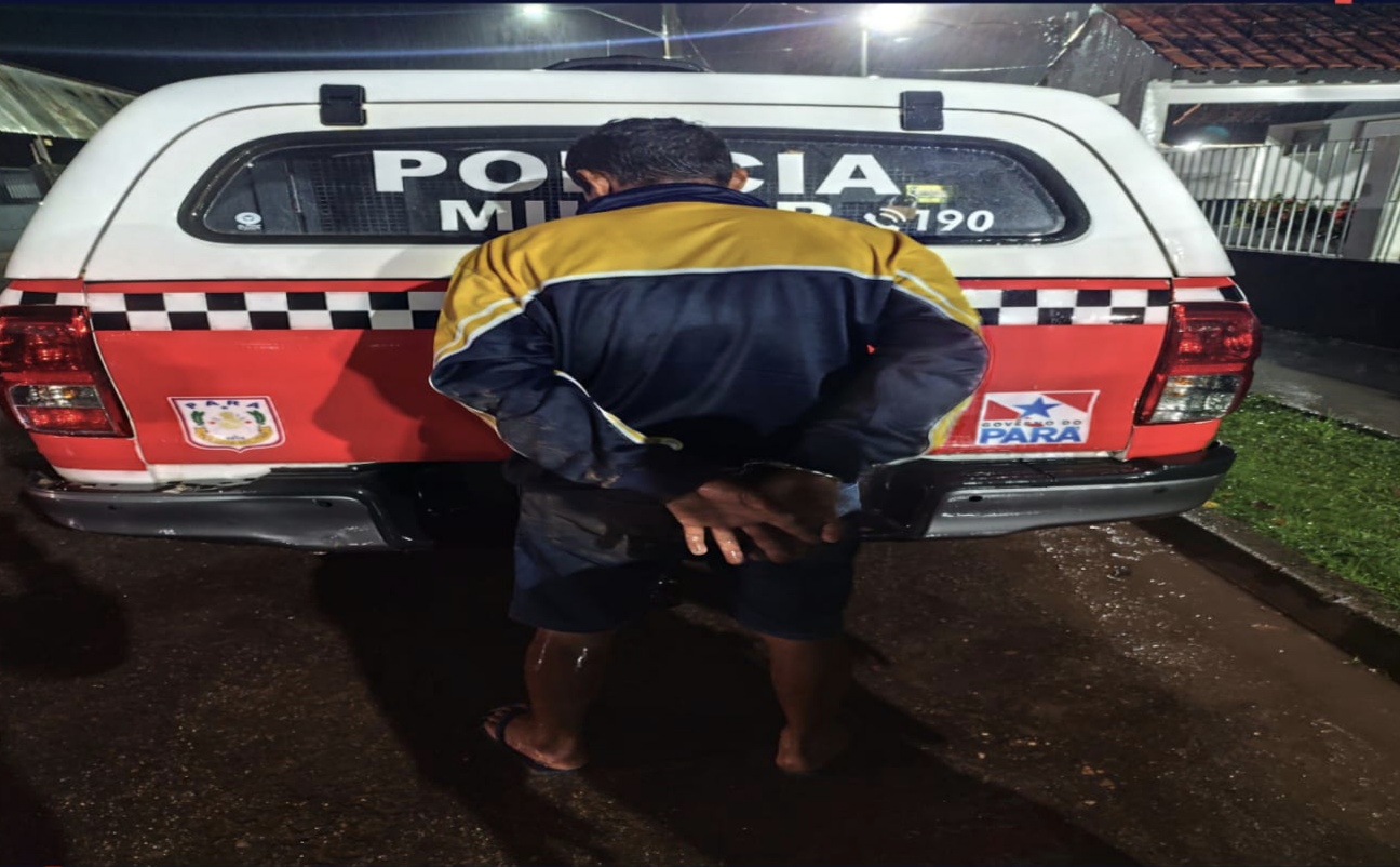 Marido quebra móveis e joga latinhas na esposa em Tailândia e o caso vai parar na delegacia.