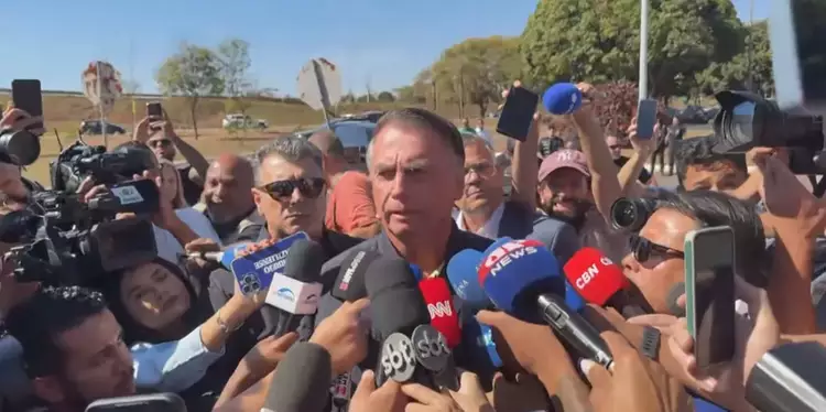 Bolsonaro fala em ‘suprema humilhação’ e nega que estivesse planejando fugir do Brasil