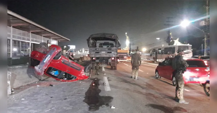 Vídeo: carro capota após colisão com caminhão do Exército em Ananindeua
