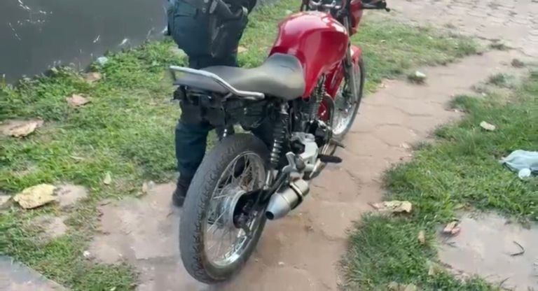 Fuga e queda: jovem é detido após perseguição policial em Tailândia