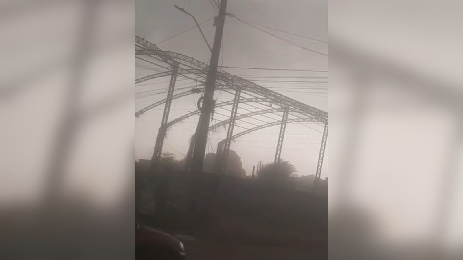 Estrutura de galpão desaba após forte ventania em Tailândia.