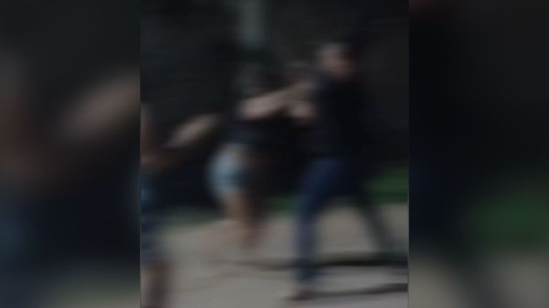 Homem é agredido por mulheres após sair de suposto cabaré sem pagar a conta em Tailândia