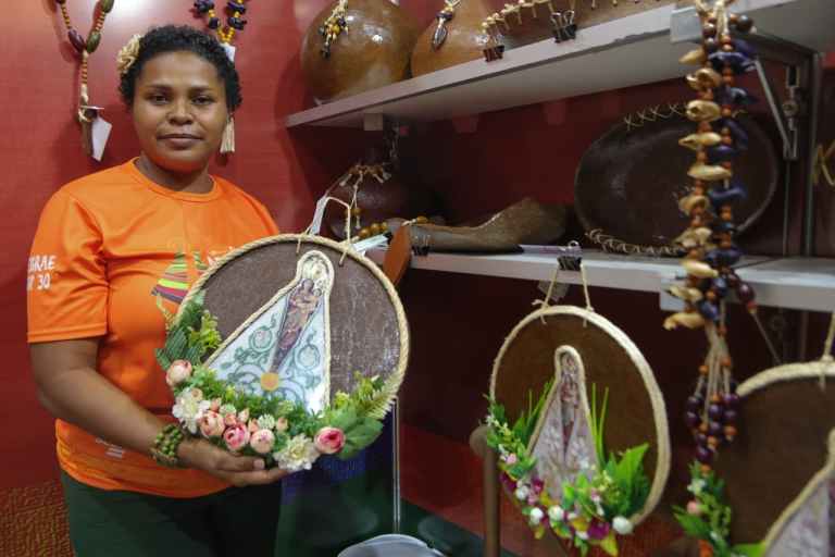 Com peças sustentáveis, artesã de Tailândia se destaca na Feira de Artesanato do Círio 2025