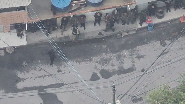 Imagens mostram traficantes fortemente armados antes de megaoperação nos complexos do Alemão e Penha