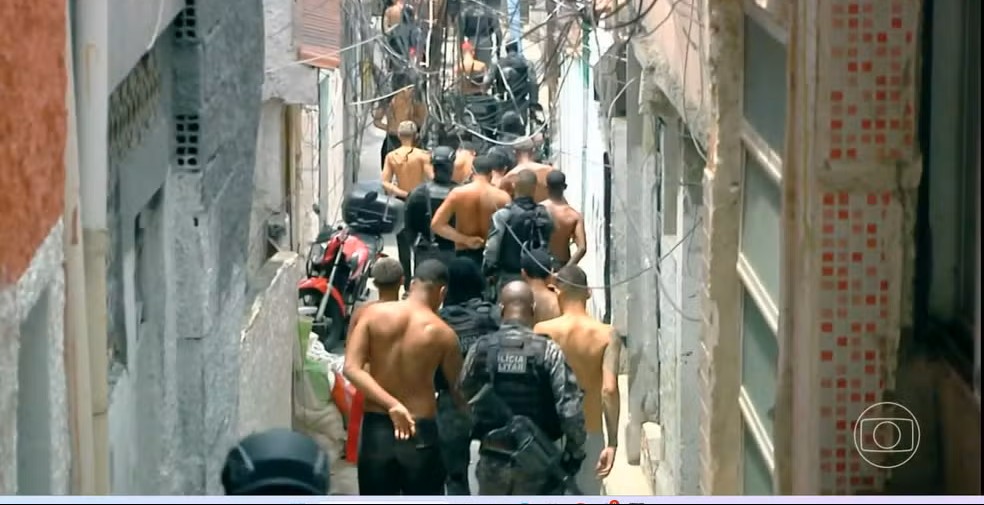 Imagens registram confrontos e resgate tenso de delegado durante megaoperação no Rio