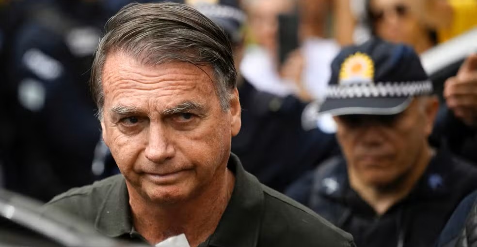 Moraes decreta cumprimento da pena de Bolsonaro; ele ficará na PF, em Brasília