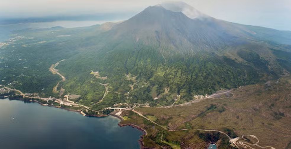 Vulcão entra em erupção e cancela voos no Japão