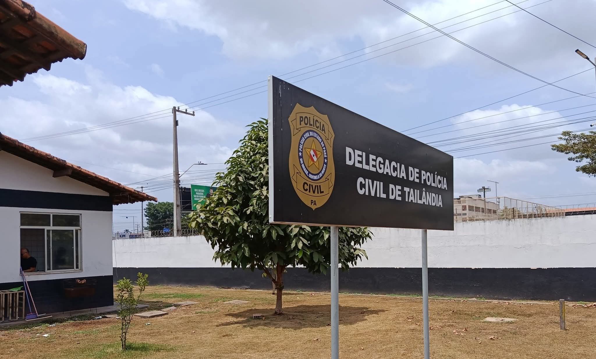 Mulher denuncia abuso após aceitar carona de motociclista em Tailândia; caso causa revolta na cidade