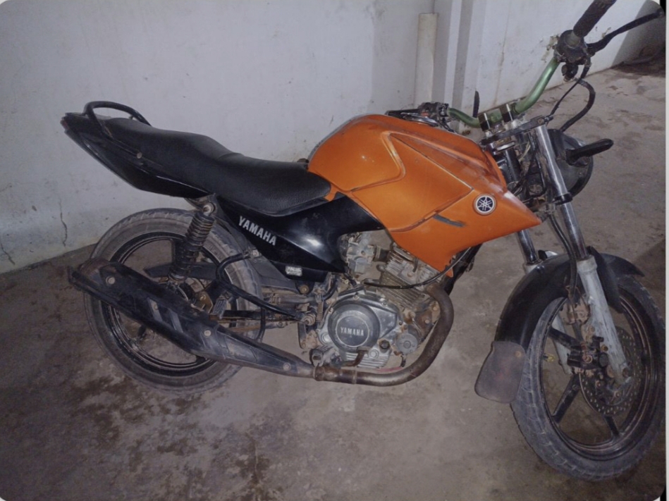 Motociclista foge de abordagem policial e veículo com registro de furto é apreendido