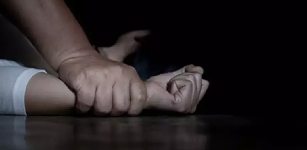 Mulher é estuprada durante cirurgia e flagra abusador ao acordar de sedação.