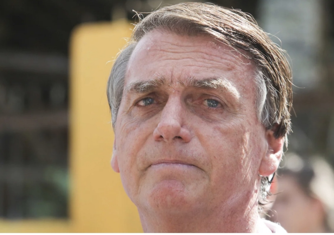 Após soluços à noite, Bolsonaro está estável e fará novo procedimento médico nesta segunda, diz boletim.