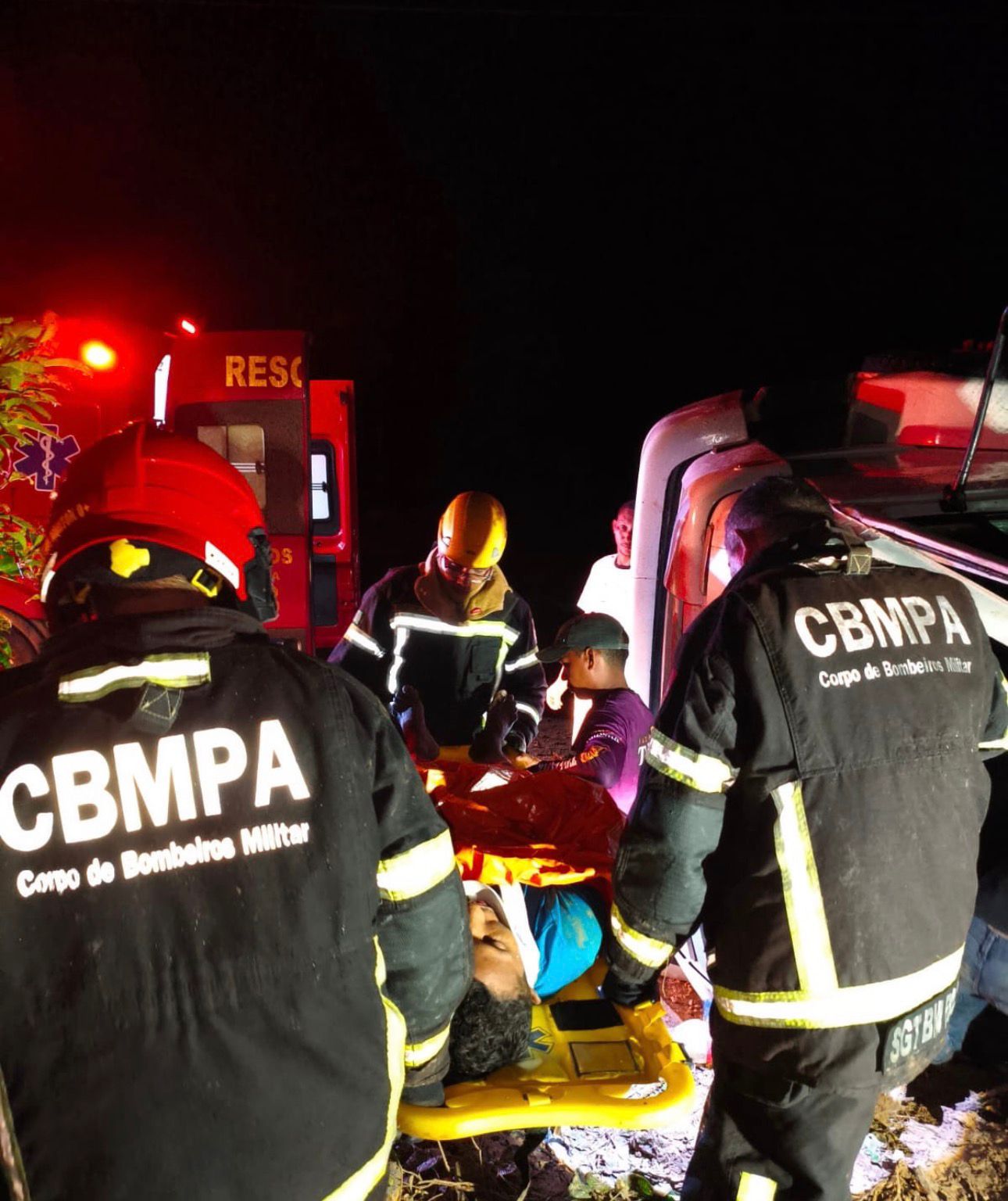 🚨 Caminhão tomba na vicinal 13 e motorista é resgatado preso às ferragens em Tailândia 🚒