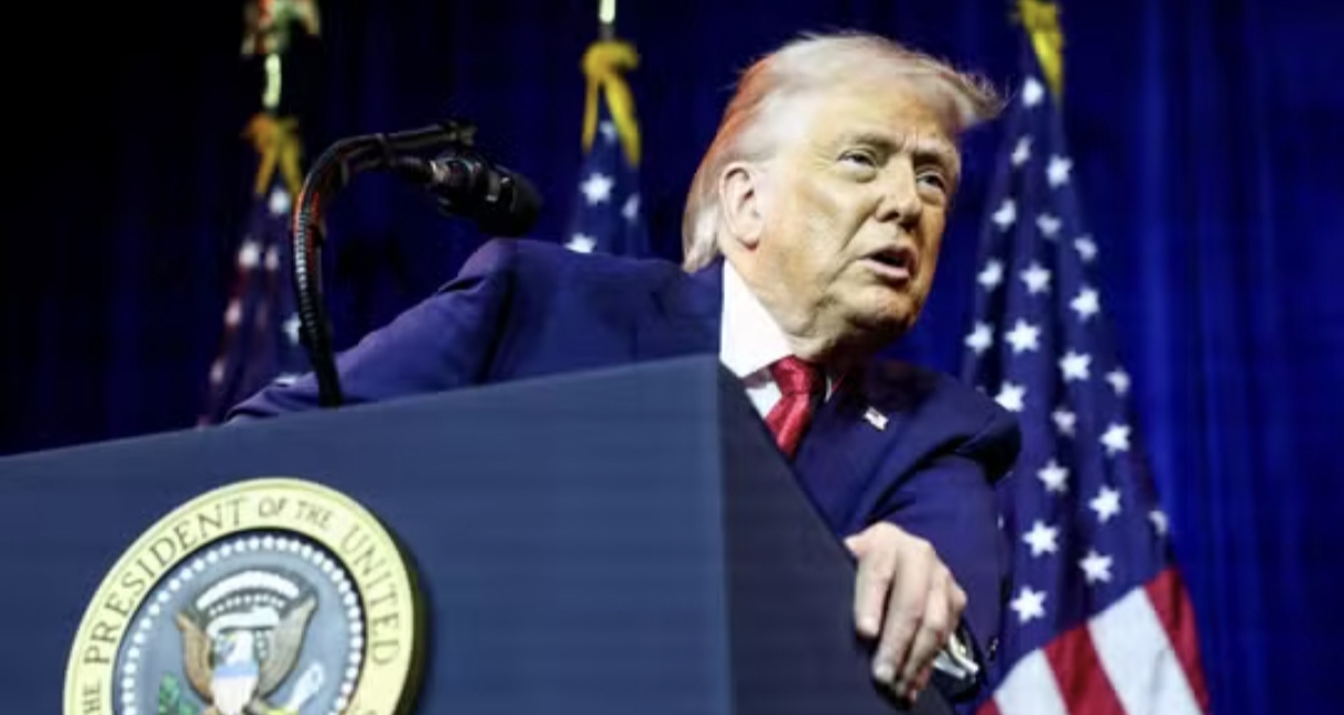 Governo brasileiro aguarda publicação de decreto de Trump para avaliar impacto de tarifa para quem faz negócios com Irã.