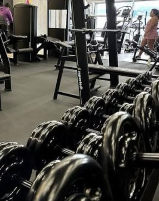 Mulher processa academia após seis meses de treino sem emagrecer e caso vira debate nas redes sociais